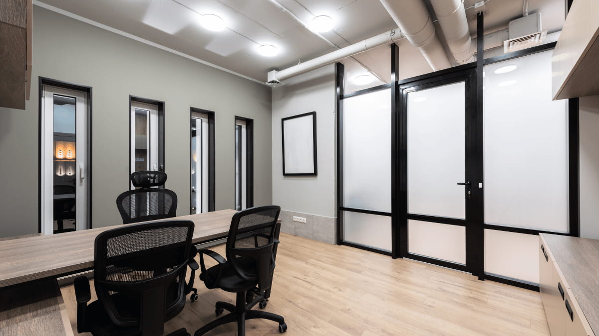 Uma sala de conferências com mesa e cadeiras