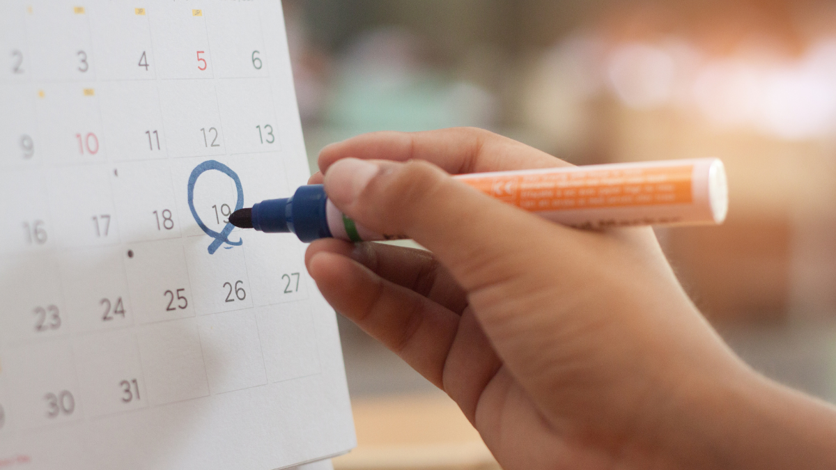 Advogado anotando no calendário quanto tempo demora um processo trabalhista
