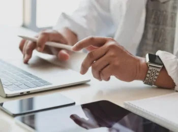 Um advogado em seu escritório, usando notebook para realizar a venda de créditos judiciais de forma rápida e segura.
