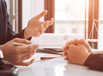 Consultores de uma empresa especializada em comprar créditos judiciais analisando documentos legais.
