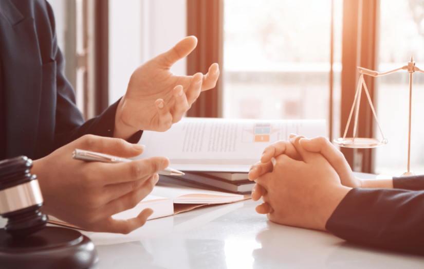 Consultores de uma empresa especializada em comprar créditos judiciais analisando documentos legais.