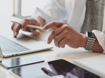 Um advogado, aproveitando as vantagens de um laptop de última geração, pode gerenciar com eficiência todas as suas atividades profissionais, incluindo a venda de crédito judicial