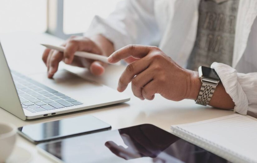 Um advogado, aproveitando as vantagens de um laptop de última geração, pode gerenciar com eficiência todas as suas atividades profissionais, incluindo a venda de crédito judicial