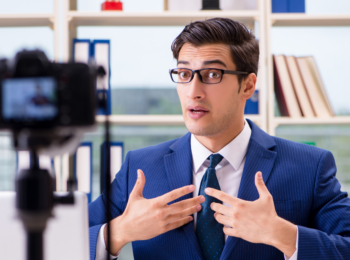 Advogado gravando vídeo e fazendo publicidade na advocacia