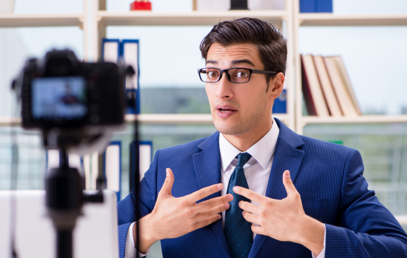 Advogado gravando vídeo e fazendo publicidade na advocacia